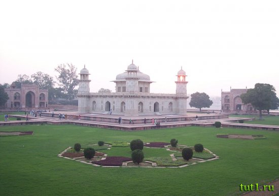 Агра - мавзолей Итимад-Уд-Даула