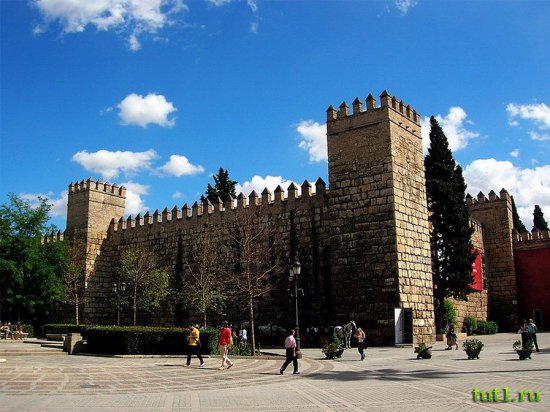 Дворец Алькасар - Площадь Победы