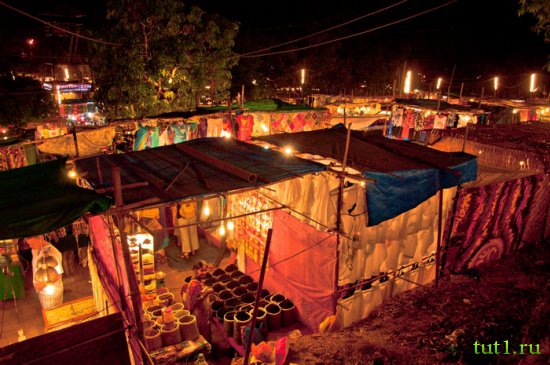 Ночной рынок в Арпоре — Индия