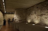 Каменная стена под Лувром