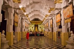 Храм зуба Будды - Канди, Шри-Ланка