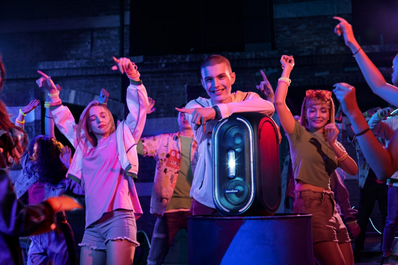 Топовые портативные влагозащищенные колонки для туристов